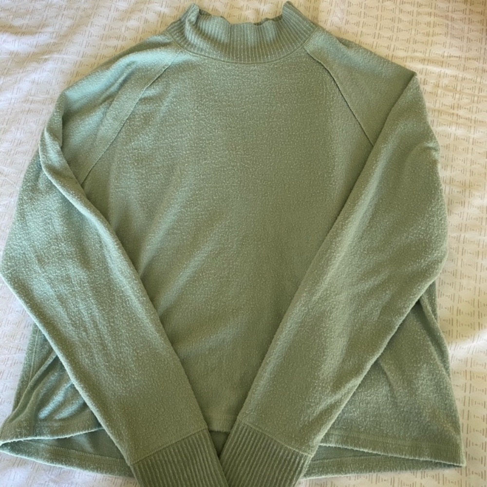 ABERCROMBIE AND FITCH LIGHTWEIGHT SWEATER